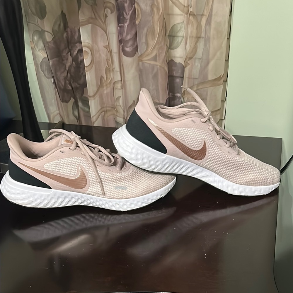 Nike Women's Rose Gold Running Shoes size 9 - Picture 5 of 7